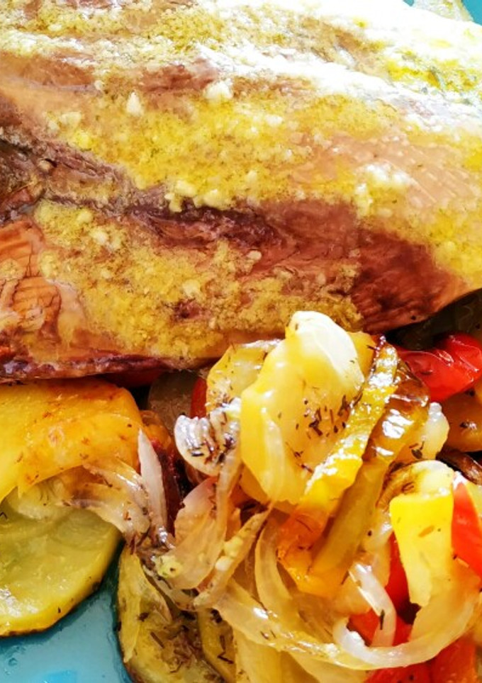 Una foto de Melva al horno sobre cama de verduras
