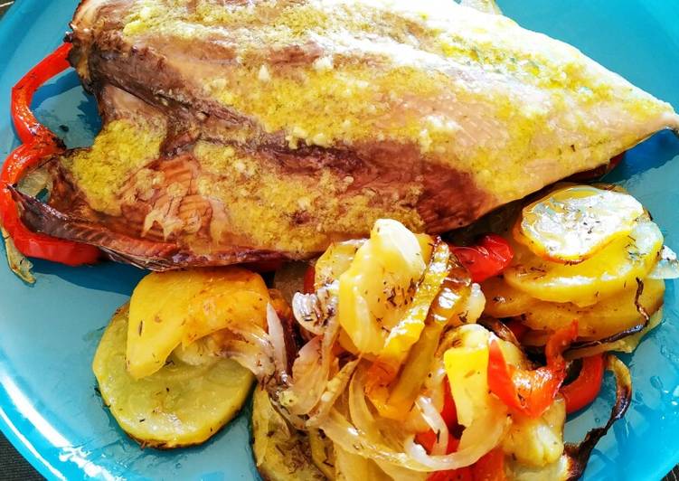 Melva al horno sobre cama de verduras