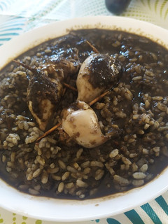 Una foto de Arroz con chipirones rellenos en su tinta
