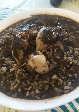 Una foto de Arroz con chipirones rellenos en su tinta