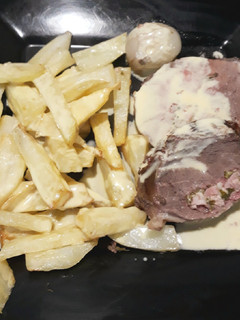 Una foto de Colita de cuadril mechada con papas y crema