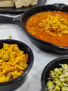 મિસલ પાઉં (Misal pav recipe in gujarati) રેસીપી મુખ્ય ફોટો
