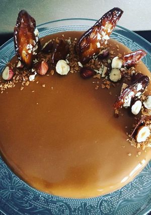 Une photo de Entremets chocolat noisette glaçage caramel