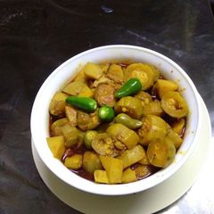 A picture of Potato pointed gourd curry(aaloo potoler dalna).