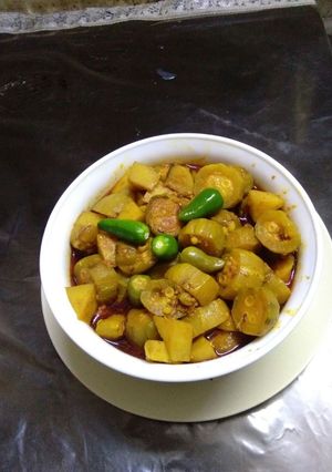 A picture of Potato pointed gourd curry(aaloo potoler dalna).