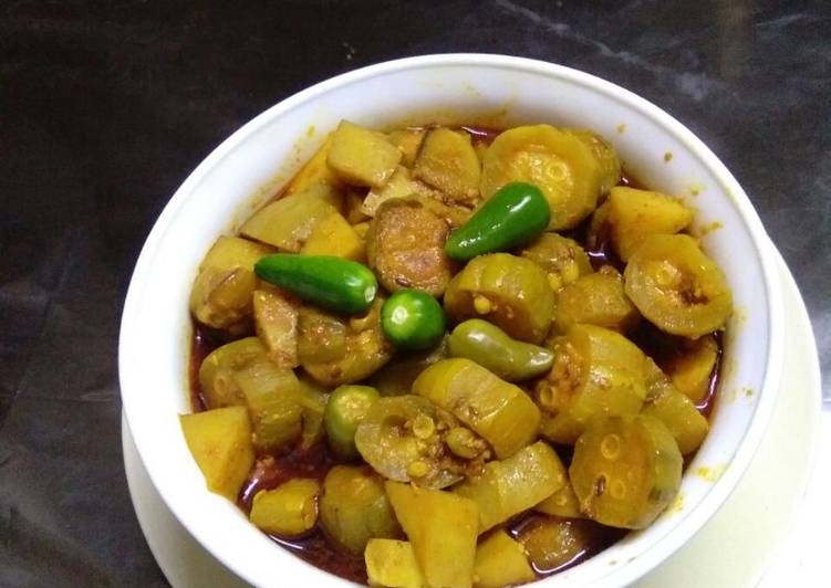 Potato pointed gourd curry(aaloo potoler dalna)