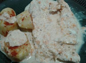 Una foto de Pescado al horno con papas al pimentón