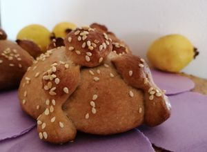 Una foto de Pan de muerto de guayaba💛☠️