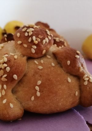 Una foto de Pan de muerto de guayaba💛☠️