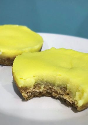 Una foto de Lemon Bars con base de avena, cremosas, saludables y en minutos!