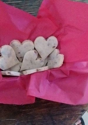 Una foto de Mazapán de leche y nuez en forma de corazón💖💕