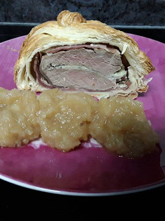 Una foto de Solomillo de cerdo albardado con hojaldre, jamón, queso la peral