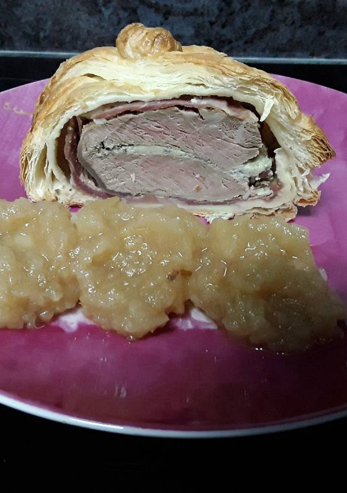 Una foto de Solomillo de cerdo albardado con hojaldre, jamón, queso la peral