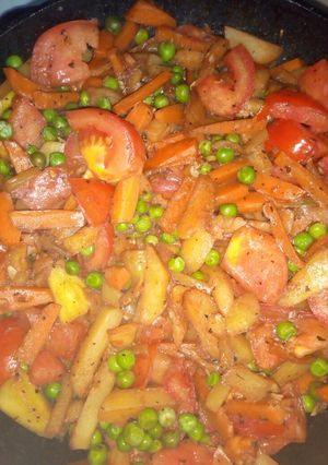 Фото Овощное рагу с кабачками, картошкой, помидорами и горошком.