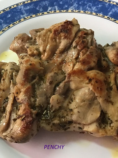 Una foto de Contramuslos de pollo abiertos sin hueso marinados para asar