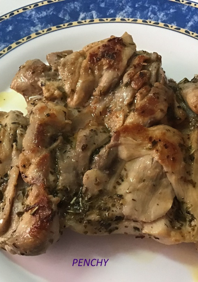 Una foto de Contramuslos de pollo abiertos sin hueso marinados para asar
