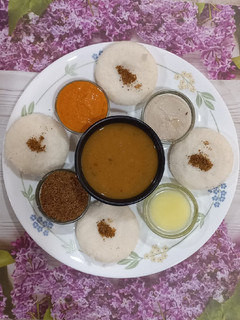 ગુંટુર ઈડલી (Guntur Idli Recipe In Gujarati) રેસીપી મુખ્ય ફોટો