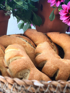 Una foto de Rohliky de mantequilla (panecillos checos) en mambo
