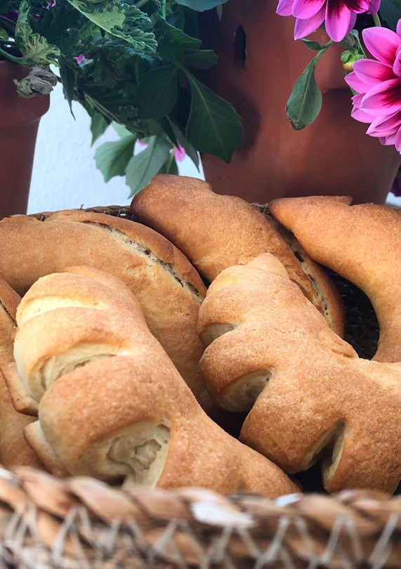 Una foto de Rohliky de mantequilla (panecillos checos) en mambo