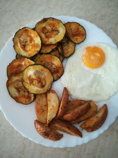 Una foto de Patatas gajo y calabacín igual