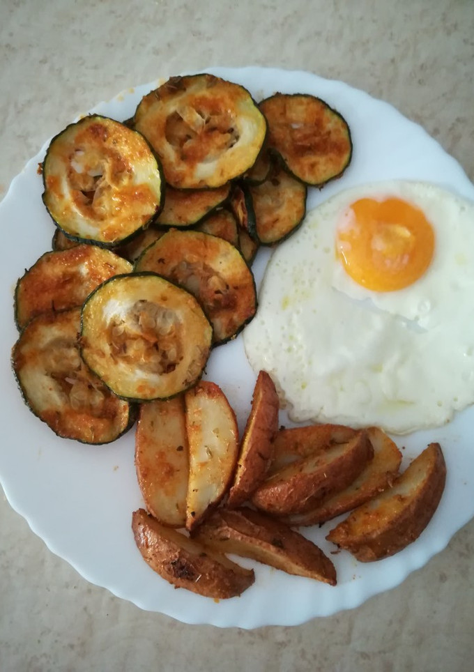 Una foto de Patatas gajo y calabacín igual