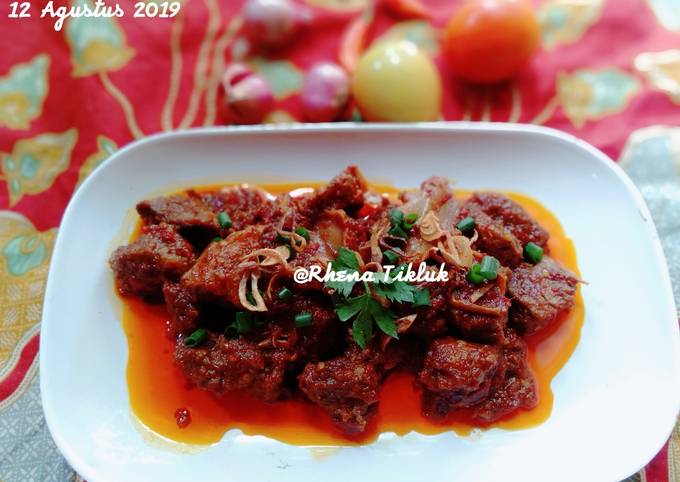 Daging sapi masak bumbu merah