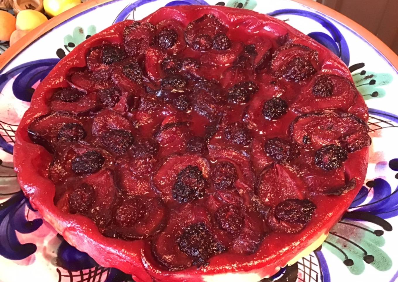 Tarte fine aux prunes coeurs de mûres pâte brisée à la liqueur de prunes