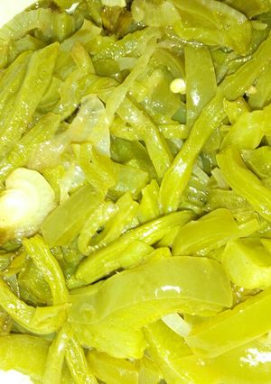 Una foto de Nopales con morrón y cebollita a la Mario's