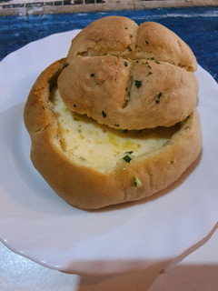 Una foto de Fondue de queso... en pan de campo