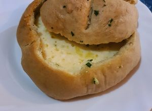 Una foto de Fondue de queso... en pan de campo