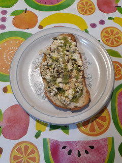 Una foto de Tostada con revuelto de claras, especias y salsa de albahaca fresca