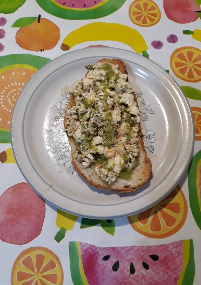 Una foto de Tostada con revuelto de claras, especias y salsa de albahaca fresca