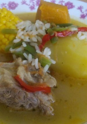 Una foto de Cazuela de coluda (rabo de res)