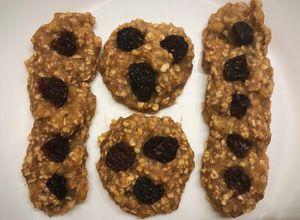 Una foto de Galletas de banana y avena light (con canela y pasas) saludables