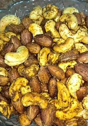 મસાલા કાજુ બદામ(Masala Kaju badam Recipe in Gujarati) રેસીપી મુખ્ય ફોટો