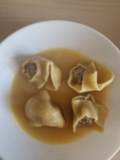 Una foto de 2 recetas en 1. Galets y albóndigas en salsa