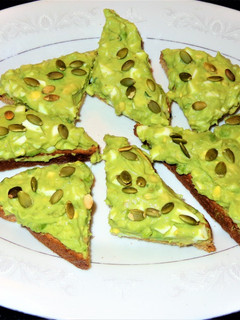 Una foto de Tostadas con ensalada de huevo y palta