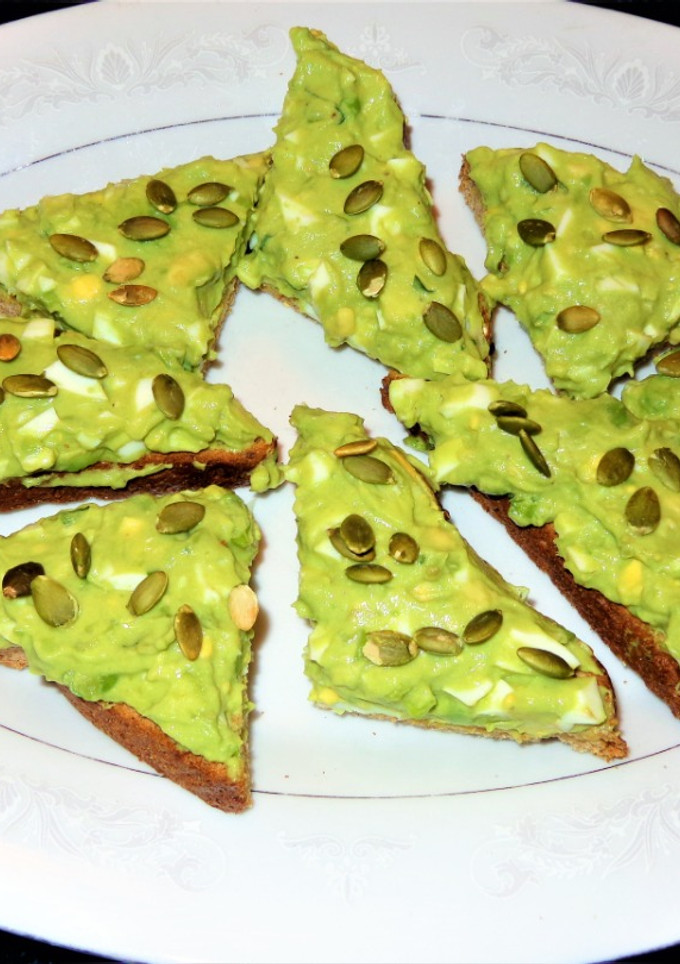 Una foto de Tostadas con ensalada de huevo y palta