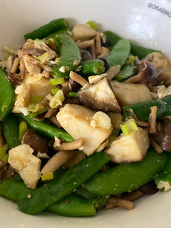 金沙醜甜豆炒菇菇(滿漢電火鍋) 的食譜成品照片