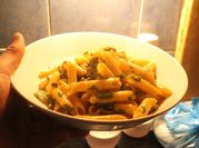 Una foto de penne rigate salsa