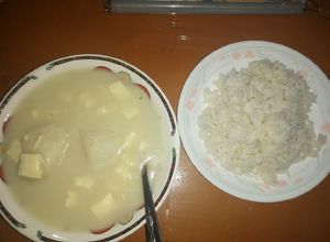 Una foto de Mote de queso con arroz blanco
