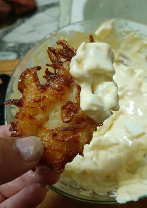 Una foto de Latkes y un dip delicioso