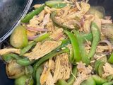 Pollo con tomate verde frito