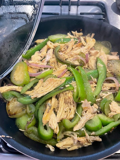 Una foto de Pollo con tomate verde frito