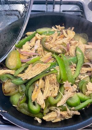 Una foto de Pollo con tomate verde frito