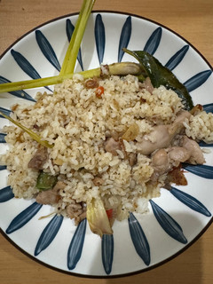 Foto resep Nasi Goreng Putihan dengan Ayam Bumbu Serai Daun Jeruk