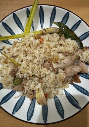 Foto resep Nasi Goreng Putihan dengan Ayam Bumbu Serai Daun Jeruk