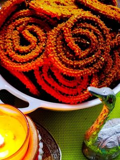 खुसखुशीत चकली (chakali recipe in marathi) रेसिपी चे मुख्य फोटो