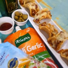 A picture of Quick Mini chicken tacos with salsa.