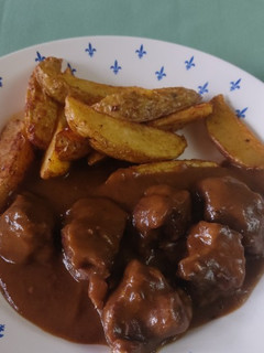 Una foto de Carrillada al vino tinto con patatas especiadas